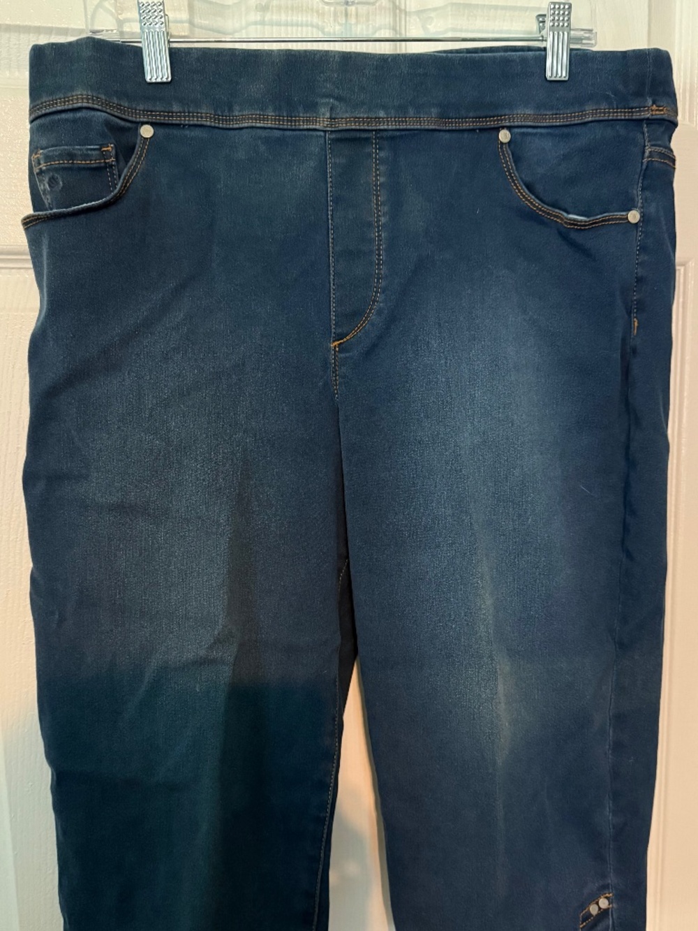 Gloria Vanderbilt slimming pull-up size 16 Capris in Medium Blue